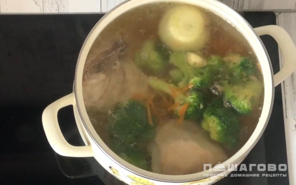 Фото приготовления рецепта: Суп с брокколи и курицей - шаг 4