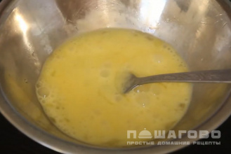 Фото приготовления рецепта: Омлет из яиц с молоком на сковороде - шаг 1