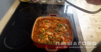 Фото приготовления рецепта: Отварная курица с томатной подливкой «по-армянски» - шаг 8