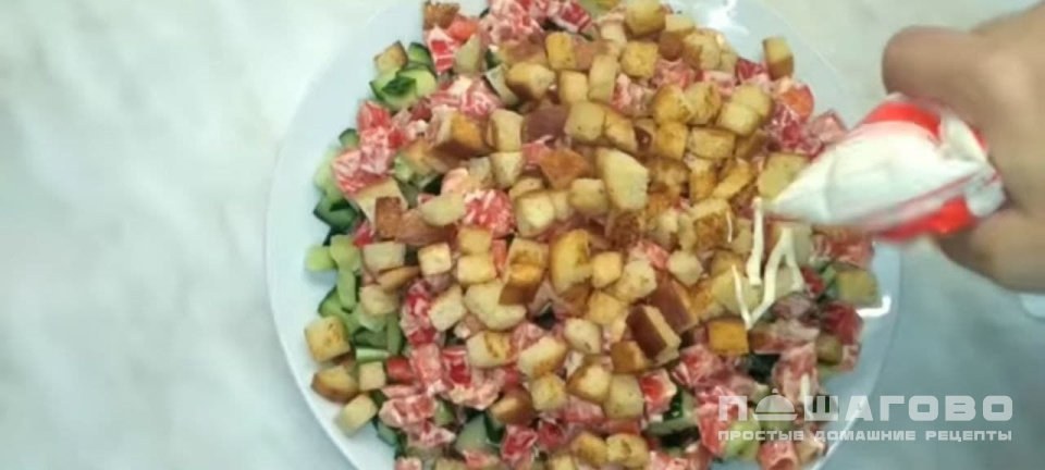 Фото приготовления рецепта: Салат с сухарями и курицей - шаг 6