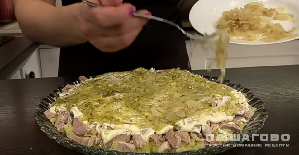 Фото приготовления рецепта: Салат с грибами и мясом - шаг 7