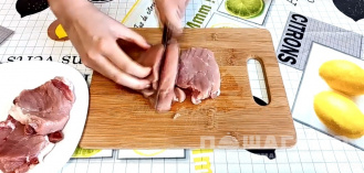 Фото приготовления рецепта: Шницель с грибами и сыром в духовке - шаг 1