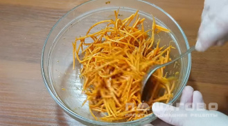 Фото приготовления рецепта: Салат из фасоли и корейской моркови - шаг 2