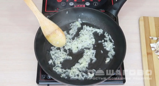Фото приготовления рецепта: Соус сметанно-грибной - шаг 3