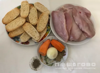 Фото приготовления рецепта: Простой рийет из курицы и овощей - шаг 1