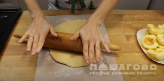 Фото приготовления рецепта: Пирог с половинками яблок - шаг 8