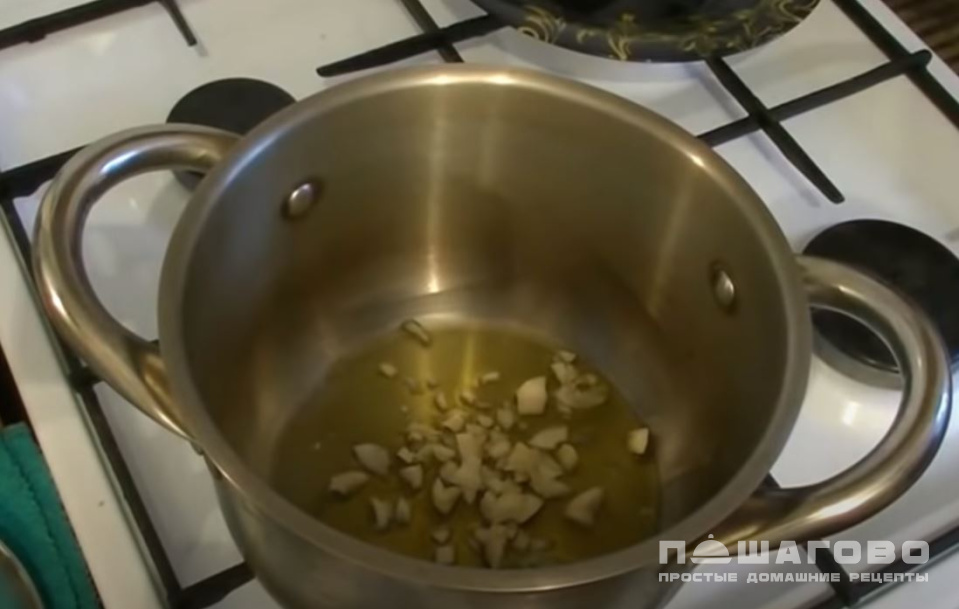 Фото приготовления рецепта: Суп с фасолью и грибами - шаг 2