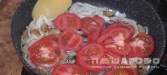 Фото приготовления рецепта: Яичница с помидорами - шаг 3