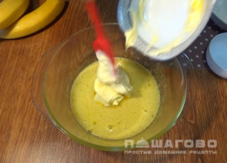 Фото приготовления рецепта: Пирог с бананами и сметанным кремом - шаг 2