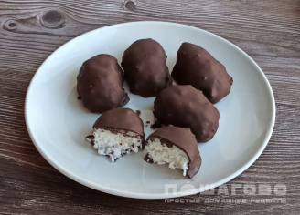 Фото приготовления рецепта: Кокосовые конфеты в шоколаде - шаг 3