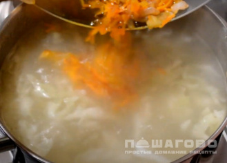 Фото приготовления рецепта: Суп щи из свежей капусты с курицей - шаг 4