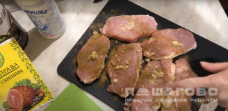 Фото приготовления рецепта: Свиной карбонат жареный на сковороде - шаг 3