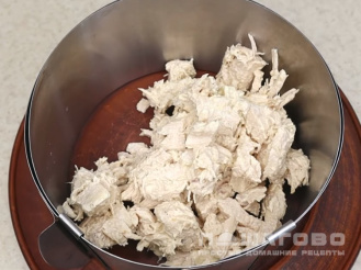 Фото приготовления рецепта: Салат с курицей, грибами и черносливом - шаг 7