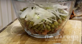 Фото приготовления рецепта: Салат из рыбы с помидорами - шаг 3
