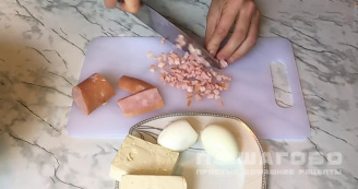 Фото приготовления рецепта: Перец, фаршированный сыром и чесноком - шаг 2