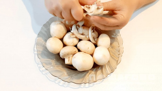 Фото приготовления рецепта: Соус грибной классический - шаг 1