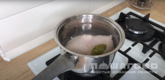 Фото приготовления рецепта: Куриный салат с огурцами и горошком - шаг 1