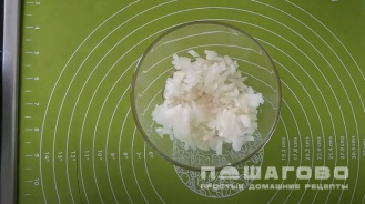 Фото приготовления рецепта: Салат с бужениной и грибами с луком и сыром - шаг 2