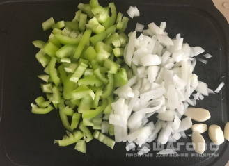 Фото приготовления рецепта: Салат с баклажанами и фасолью на зиму - шаг 5