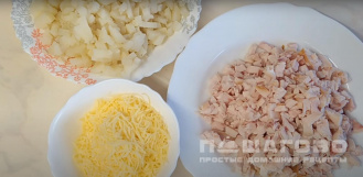 Фото приготовления рецепта: Слоеный салат с копченой курицей и грибами - шаг 4