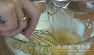 Фото приготовления рецепта: Начинка для блинов с яйцом и зеленым луком - шаг 1