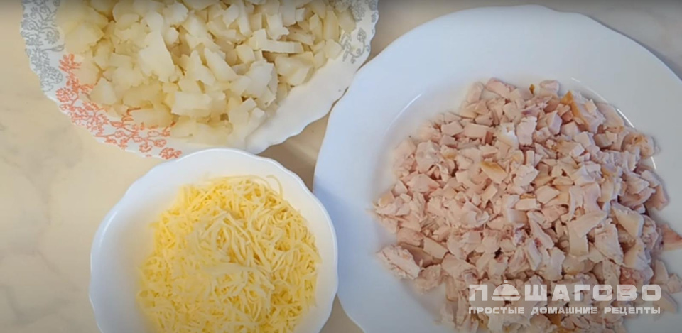 Фото приготовления рецепта: Слоеный салат с копченой курицей, отварным картофелем и грибами - шаг 4