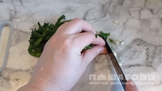 Фото приготовления рецепта: Оладьи из кабачков с зеленью - шаг 2