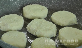 Фото приготовления рецепта: Простые сырники из творога на сковороде - шаг 5