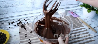 Фото приготовления рецепта: Шоколадно кофейные маффины с миндалем и ягодами - шаг 5