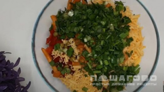 Фото приготовления рецепта: Салат с маринованными опятами и ветчиной - шаг 5