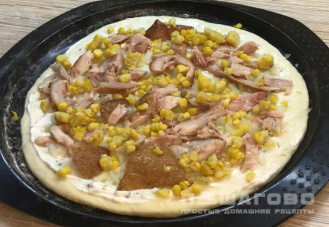 Фото приготовления рецепта: Пицца с кукурузой - шаг 6