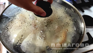 Фото приготовления рецепта: Куриная грудка с шампиньонами в сметанном соусе - шаг 5