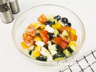 Фото приготовления рецепта: Греческий салат с креветками - шаг 5