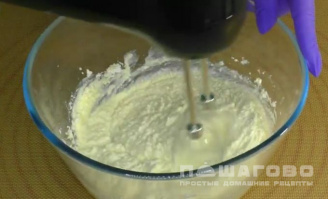Фото приготовления рецепта: Молочное бланманже со сметаной и фруктами - шаг 3