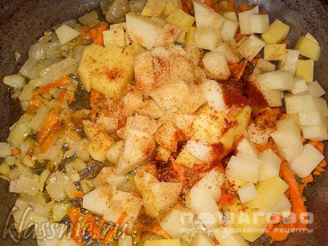 Фото приготовления рецепта: Чечевичный суп в горшочке с грибами - шаг 5