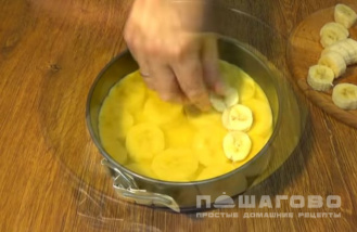Фото приготовления рецепта: Пирог с бананами и сметанным кремом - шаг 5