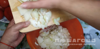 Фото приготовления рецепта: Анкл бенс из кабачков на зиму с помидорами и перцем - шаг 4