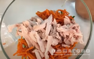 Фото приготовления рецепта: Салат с корейской морковью и куриной грудкой - шаг 3