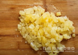 Фото приготовления рецепта: Салат с крабовыми палочками, ананасом и маслинами - шаг 3