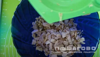 Фото приготовления рецепта: Салат с бужениной и грибами с луком и сыром - шаг 3