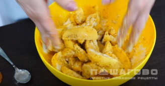 Фото приготовления рецепта: Хрустящие картофельные дольки в специях - шаг 4