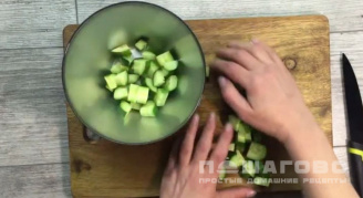 Фото приготовления рецепта: Греческий салат с макаронами и соевым соусом - шаг 2