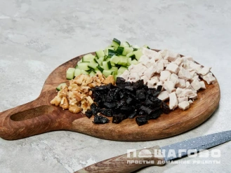 Фото приготовления рецепта: Салат курица с черносливом - шаг 2