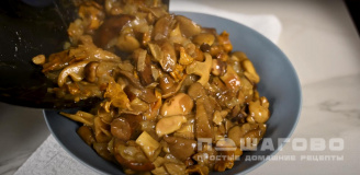 Фото приготовления рецепта: Жареная картошка с лесными грибами - шаг 7