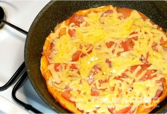Фото приготовления рецепта: Пицца на сковороде на сметане - шаг 5