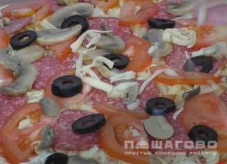 Фото приготовления рецепта: Пицца с салями и маслинами - шаг 10