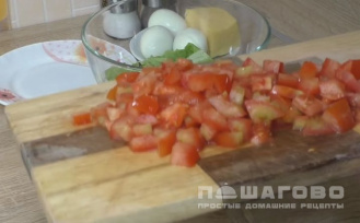 Фото приготовления рецепта: Легкий салат с креветками - шаг 2