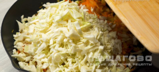 Фото приготовления рецепта: Солянка капустная с сосисками - шаг 4