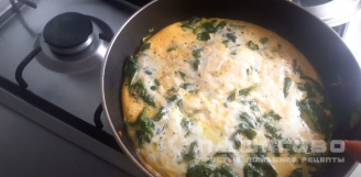 Фото приготовления рецепта: Яичница с перепелиными яйцами, шпинатом и помидорами черри - шаг 5