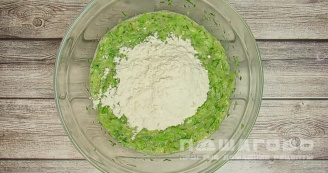 Фото приготовления рецепта: Оладьи из кабачков классические - шаг 6